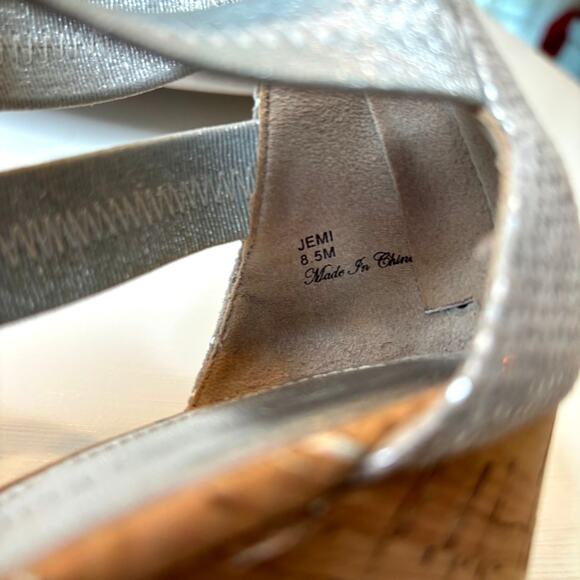 Donald J Pliner Jemi Silver Crisscross Wedge Sandals 8.5 M 8.5 Cork Heel Straps - Picture 10 of 10